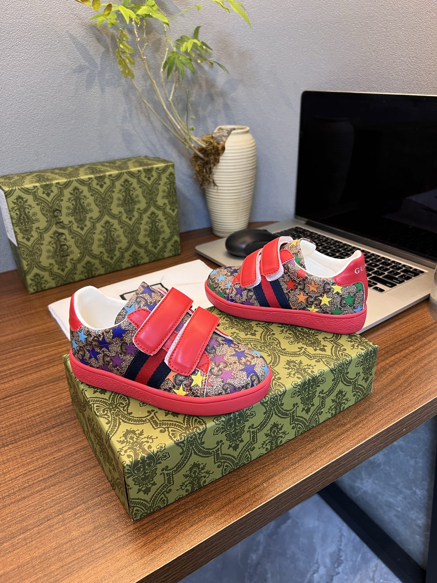 Children's shoes child